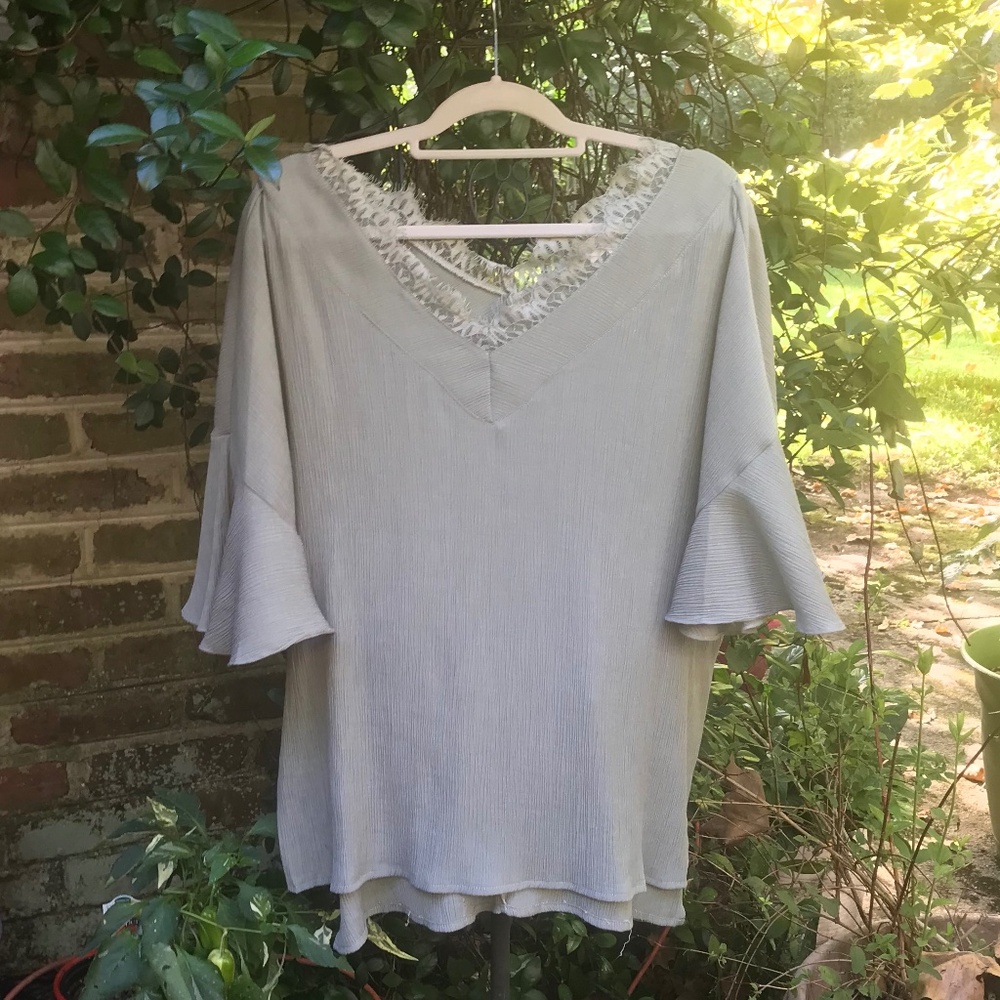 Umgee- SAGE GREEN TEXTURED TUNIC TOP- Size- Large- EUC